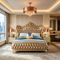 Lit double capitonné personnalisé en style rococo français avec feuilles d'or métalliques et pieds sculptés ondulés pour suite d'hôtel de luxe