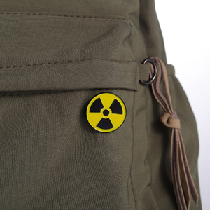 Broche de esmalte con 3 colores, símbolo de advertencia amarilla de radiación y marcas bioquímicas para mochila - Product Image 4