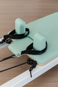 Lettino Reformer <span class=keywords><strong>Pilates</strong></span> in Lega di Alluminio di Alta Qualità con Carrello Grande e Binario Silenzioso per Studi <span class=keywords><strong>Pilates</strong></span> - Direttamente dalla Fabbrica - Product Image 4