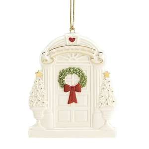 Ornement de Noël en résine pour porte, « Notre première année dans notre nouvelle maison », décoration festive à suspendre - Product Image 1