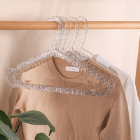 Vente en gros Cintres en plastique pour affichage Vêtements portables en acrylique Suspendus pour les magasins de vêtements Gilet Chemise Veste