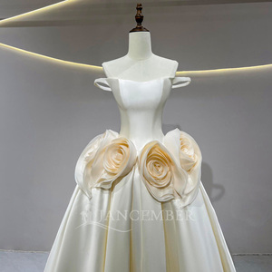 Vestido de Novia Clásico JFH38 en Satén Color Marfil, Corte en A, con Flor 3D Extra Grande - Product Image 3
