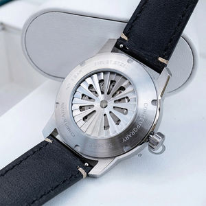 Reloj Mecánico Automático Personalizado con Logotipo OEM, Esfera Negra con Diseño 3D de la Tierra en Esmalte, Acero Inoxidable 316L, Cristal de Zafiro - Product Image 3