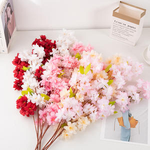 Arrangement de fleurs de <span class=keywords><strong>cerisier</strong></span> artificielles en soie réaliste en gros pour la <span class=keywords><strong>d</strong></span>écoration intérieure de la maison et les cérémonies de remise de diplômes - Fait à la main, longue durée - Product Image 1