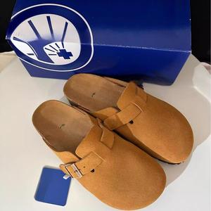Mules minimalistes de loisirs à bout fermé en daim, légères, avec semelle intérieure en liège, type sabots Birkenstock - Product Image 6