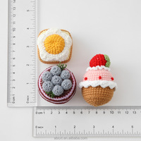 Gâteau aux myrtilles tricoté à la main créatif Oeuf frit Gâteau en mousseline de soie Hot Dog Dessert Jouer au crochet Objets décoratifs alimentaires