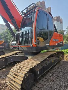Excavatrice Doosan DX225LCA d'occasion en excellent état, 22 tonnes, hydraulique, sur chenilles, avec châssis long et stable, grande benne - Product Image 3