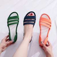 Sandales plates confortables pour femmes, nouvelles, élégantes, à semelle souple, style mule, plage, à enfiler, talon fermé, à bride unique, en PVC