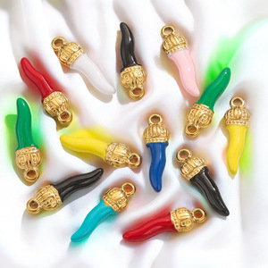 Breloque piment en émail coloré avec couronne en or PVD |   Pendentif porte-bonheur Cornicello en acier inoxydable pour la fabrication de bijoux - Product Image 3