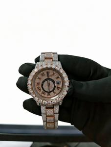 Montre de luxe en quartz glacé, boîtier en or rose avec lunette sertie de diamants, 46 mm, verre analogique, chiffres romains, bracelet en acier inoxydable, chronographe pour femme - Product Image 1