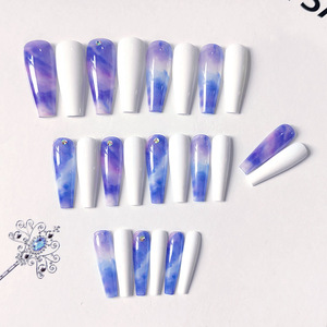 <span class=keywords><strong>Uñas</strong></span> postizas <span class=keywords><strong>blancas</strong></span> <span class=keywords><strong>azules</strong></span> claras de ataúd largo de lujo con palo de diamante en las <span class=keywords><strong>uñas</strong></span> a presión para mujeres - Product Image 3