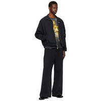 Modieus trendy rib gebreide crewneck t-shirt met verbleekte en verweerde effecten, 100% katoenen jersey, ademend, milieuvriendelijk, losvallende pasvorm, grijs, met print.