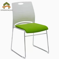 Chaise de formation empilable en plastique ventilé avec dossier rembourré et structure en acier pour conférences, bureaux, écoles, séminaires et événements