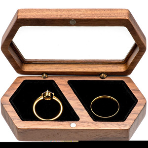 Caja de almacenamiento de anillos hexagonales de madera con forro de terciopelo negro para exhibir y organizar joyas - Product Image 3