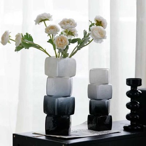 Vase à fleurs en verre hydroponique géométrique <span class=keywords><strong>carré</strong></span> dégradé de couleur rouge, violet, noir et bleu, ornements décoratifs en cubes empilé<span class=keywords><strong>s</strong></span> faits à la main - Product Image 3