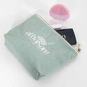 Bolsa de maquillaje de moda de lona personalizable de lujo con cierre de cremallera y detalle de borla - Product Image 4
