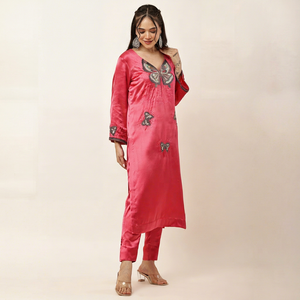 Conjunto de Kurti y pantalón de satén rosa bordado para mujer, traje étnico indio hermoso con trabajo de mariposas, cuentas, lentejuelas y detalles de ancla. - Product Image 1