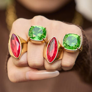 Anillo de Acero Inoxidable 316 de Lujo Ligero con Piedras de Vidrio en Contraste Rojo y <span class=keywords><strong>Verde</strong></span>, Chapado en Oro de 18K, Retención de Color, Diseño Único y Exclusivo - Product Image 1