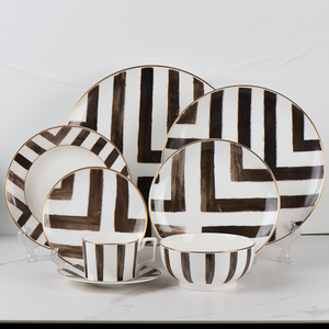 Ensemble <span class=keywords><strong>de</strong></span> plaques <span class=keywords><strong>de</strong></span> porcelaine osseuse <span class=keywords><strong>de</strong></span> haute qualité Black Crossroad Design pour <span class=keywords><strong>la</strong></span> vente en gros - Product Image 3