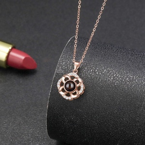 Collar con Trébol de Cuatro Hojas, Collar con Proyección de Fotos Personalizadas, Proveedores de Joyería con Envío Directo de Shopify, Collar de Moda para Mujer - Product Image 5