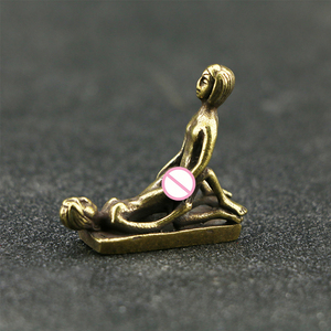 Statuette de couple en laiton massif amusante, ornement artistique coquin pour bureau, cadeau de pendaison de crémaillère unique, statuette créative en métal pour hommes - Product Image 3