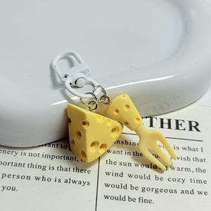 CHENXI Llaveros de Resina Personalizados con Forma de Mini Triángulo de Queso, Llavero Kawaii Popular INS, Souvenir para Bolsos y Carteras - Product Image 4