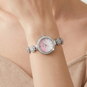 Montre pour femme en nacre rose avec bracelet serti de diamants et cadran dégradé - Product Image 2