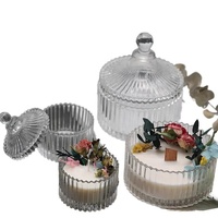 Bougie parfumée personnalisée avec des fleurs séchées dans un bocal à bougie en verre facetté transparent avec couvercle