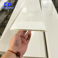 Fournisseur Panneau de panneaux de plafond en PVC Carreau de plafond décoratif Drop in Plastic PVC Modern Colorful Pvc Moulure Decor Waterproof Grid