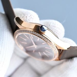 Montre de haute qualité sur mesure avec verre saphir, lunette sertie de diamants, bracelet en cuir, délicate et compacte, idéale pour le quotidien - Product Image 5