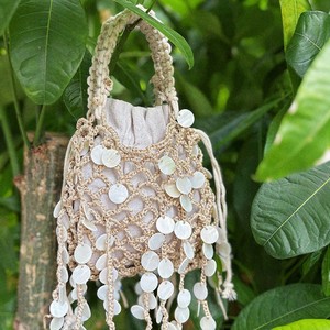 กระเป๋าโท้ทผ้าลินินทอมือแบบเรียบง่ายสไตล์รีสอร์ทชายหาด พร้อมหูหิ้วประดับลูกปัดเงางาม ปิดด้วยเชือกรูด และกระเป๋าถือสานขนาดเล็ก รุ่น Tanjing - Product Image 3