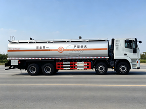 รถบรรทุกน้ำมันเชื้อเพลิงใหม่ 6x4 ความจุ 23.6 ลูกบาศก์เมตร พร้อมเครื่องหมายความปลอดภัยและบันไดขึ้นลง - Product Image 3