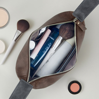 Pochette de maquillage géométrique à fermeture éclair pour femme, grande capacité, en cuir PU, avec logo personnalisé, organisateur de voyage suspendu