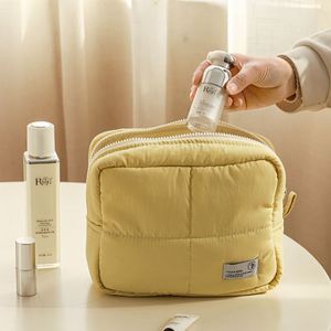 Sac de toilette de voyage élégant et imperméable avec fermeture éclair en velours, grande capacité pour ranger les articles de toilette - Product Image 3