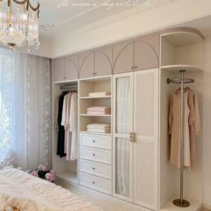 Muestra Gratuita de Armario Elegante para Dormitorio con Diseño de Arco, Puerta de Vidrio, Armario Curvo con Herrajes Decorativos - Product Image 3