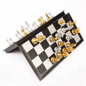高品質のチェスボードを備えた中世のチェスセット32ゴールドシルバーチェスピース磁気ボードゲームチェスフィギュアセットサッキーチェッカー