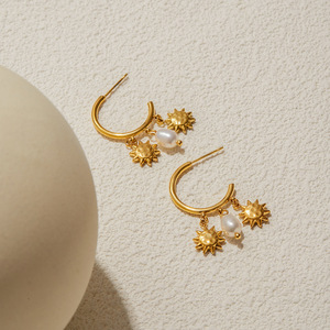 Boucles d'oreilles en forme de C avec breloque perle soleil, en acier inoxydable doré, bijoux de mode pour femmes - Product Image 4