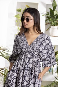 Kaftan monochrome noir et blanc pour femmes avec taille élastiquée et col en V pour un look décontracté élégant et tendance - Product Image 4