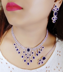 Conjunto de collar de Joyería de diamantes AD Forma cuadrada Negro para mujeres y niñas Pendiente elegante Maangtikka - Product Image 3