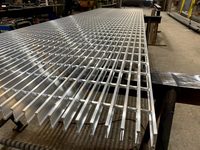 Grille de plancher en acier soudé en forme de I, à dents, galvanisée à chaud, pour la protection des machines et les passerelles d'entretien