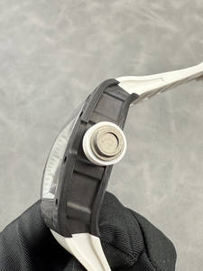 Nouveaux éléments intégrés aux techniques de fabrication traditionnelles Montre mécanique en fibre de carbone confortable et résistante aux tremblements de terre - Product Image 3