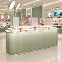 Vitrine de présentation de cosmétiques OEM avec étagères en verre LED et comptoirs îlots pour les magasins de vente au détail de soins de la peau et de maquillage