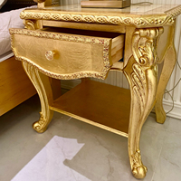 Table de chevet en chêne de style rococo français avec incrustations florales et bois sculpté doré