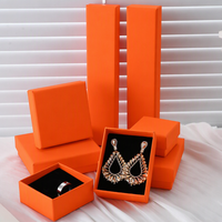 Boîte cadeau carrée en papier orange avec couvercle, impression offset 4 couleurs, design gaufré, taille personnalisée pour la Saint-Valentin et les bagues
