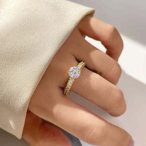 Bague de fiançailles élégante en argent avec diamant de laboratoire taille brillant et pierres latérales, bijoux fins pour femme - Product Image 6