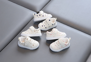 Zapatillas deportivas para niñas pequeñas con velcro, suela suave y diseño antideslizante, perfectas para el uso diario. - Product Image 4
