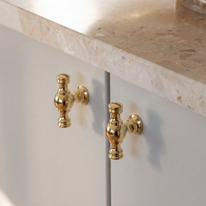 Puxador de Porta de Armário em Formato T Estilo Francês Minimalista H59 Latão PVD Dourado Furo Único para Gaveta de Guarda-Roupa e Toucador - Product Image 1