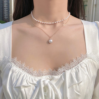 Collier ras du cou tendance de luxe léger pour femme, avec chaîne plaquée or, perles d'imitation et pendentifs breloques en métal style baroque