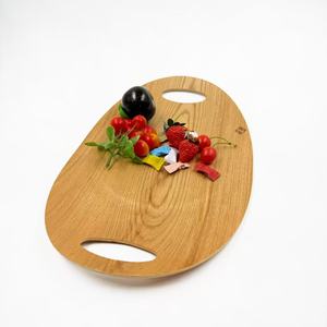 Plateau de service en bois de frêne 45,5x29x3,8cm de forme ovale avec poignées pour servir fromage, fruits, steak dans la cuisine - Product Image 2