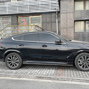 ชุดแต่งสเกิร์ตข้าง BMW X6 G06 M Sport ปี 2019 สีดำเปียโน ลายคาร์บอนไฟเบอร์ วัสดุ ABS - Product Image 1